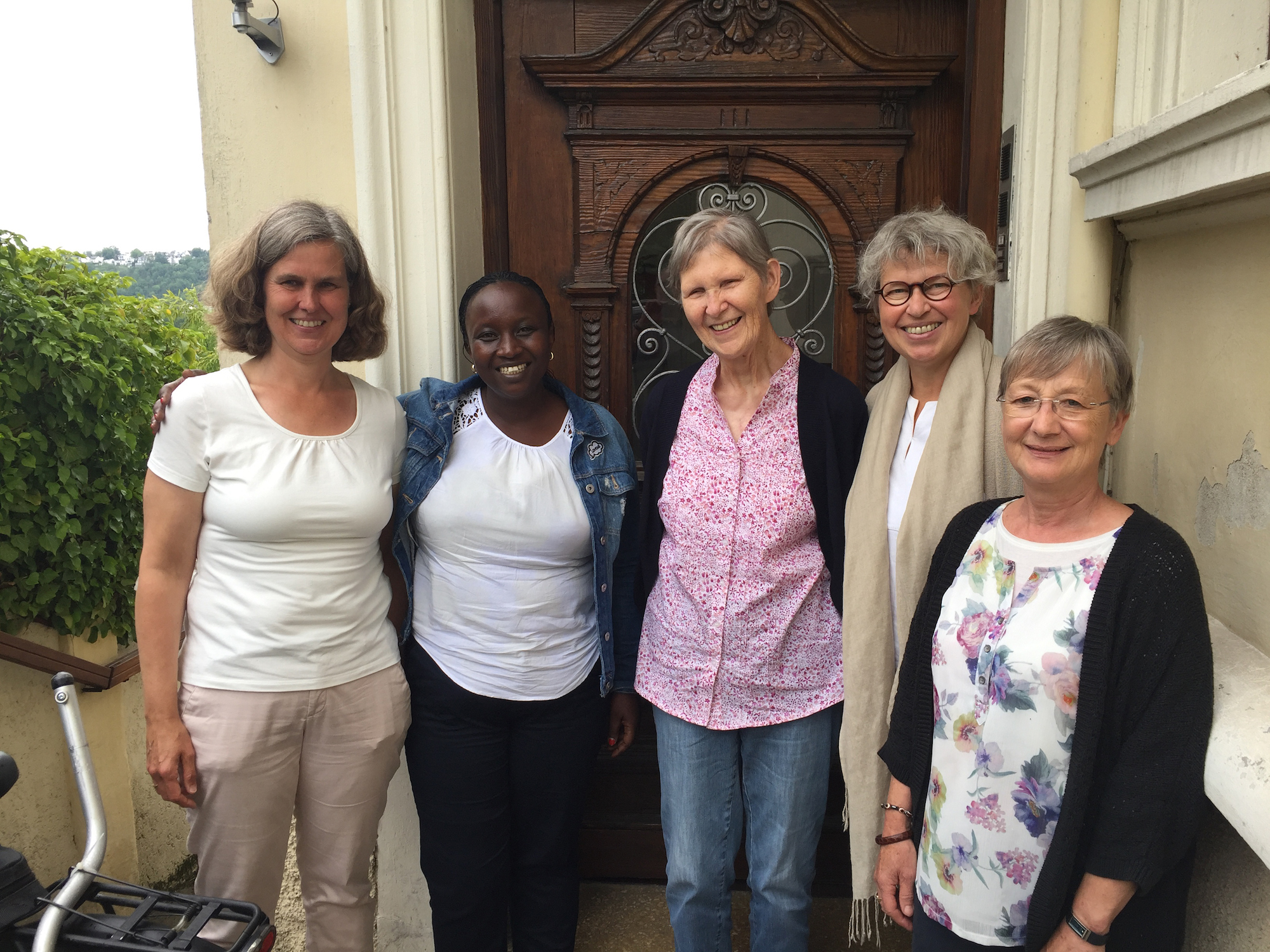 Besuch von Noella Usabase aus dem Teeniemütterprojekt in Kigali. Links neben ihr Elisabeth Steffens und als Zweite von rechts Magret Dieckmann-Nardmann. (c) Frauenmissionswerk