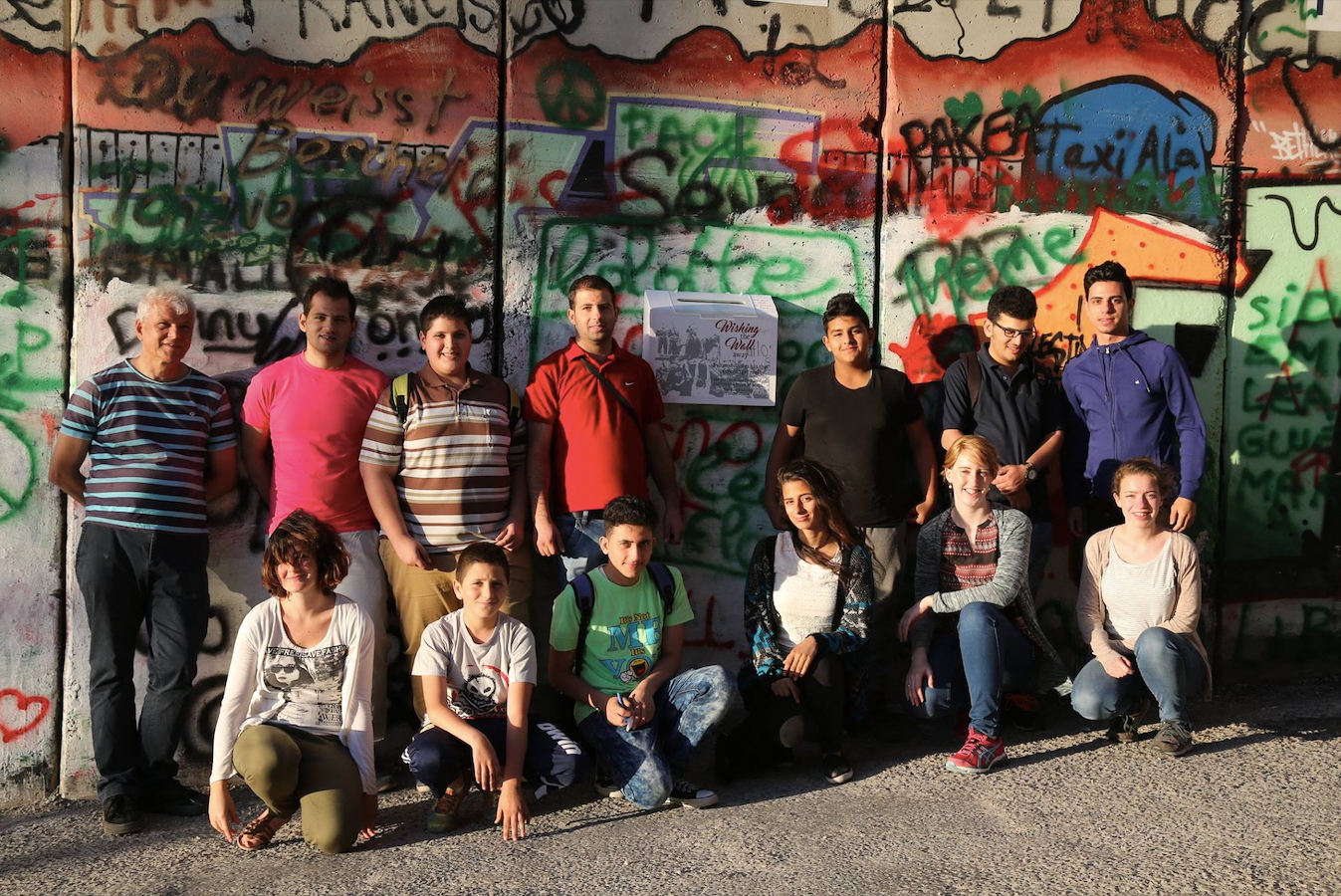 Ein Schwerpunkt des Friedensdienstes in Bethlehem ist die Arbeit mit Jugendlichen unterschiedlicher Religionen. Hier eine Gruppe vor der Mauer. (c) Pax Christi