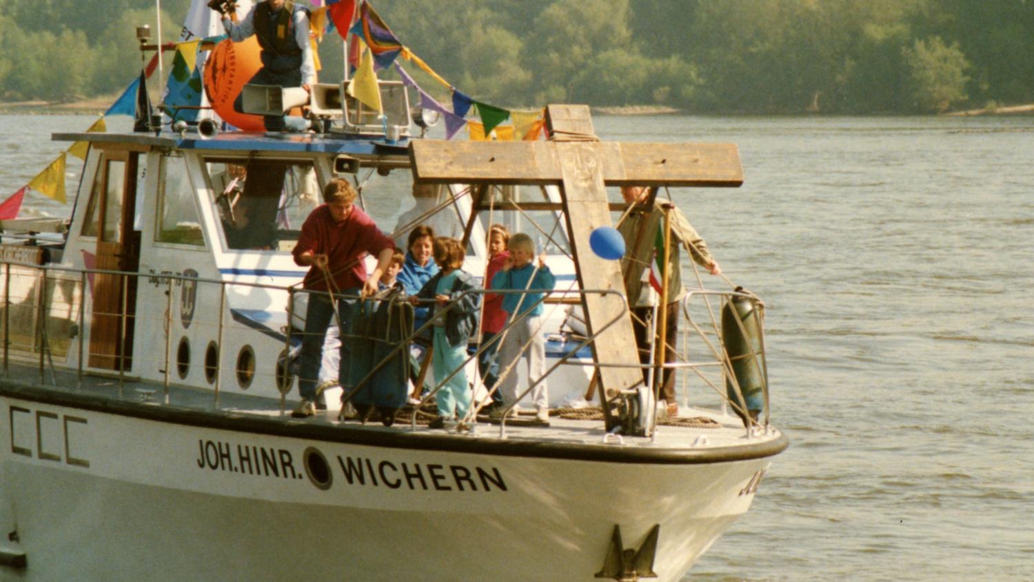 Konfessionsübergreifende Kraft: 1989 fuhr das Kreuz auf dem Rhein von Rotterdam aus nach Basel, zur Europäischen Ökumenischen Versammlung. (c) privat