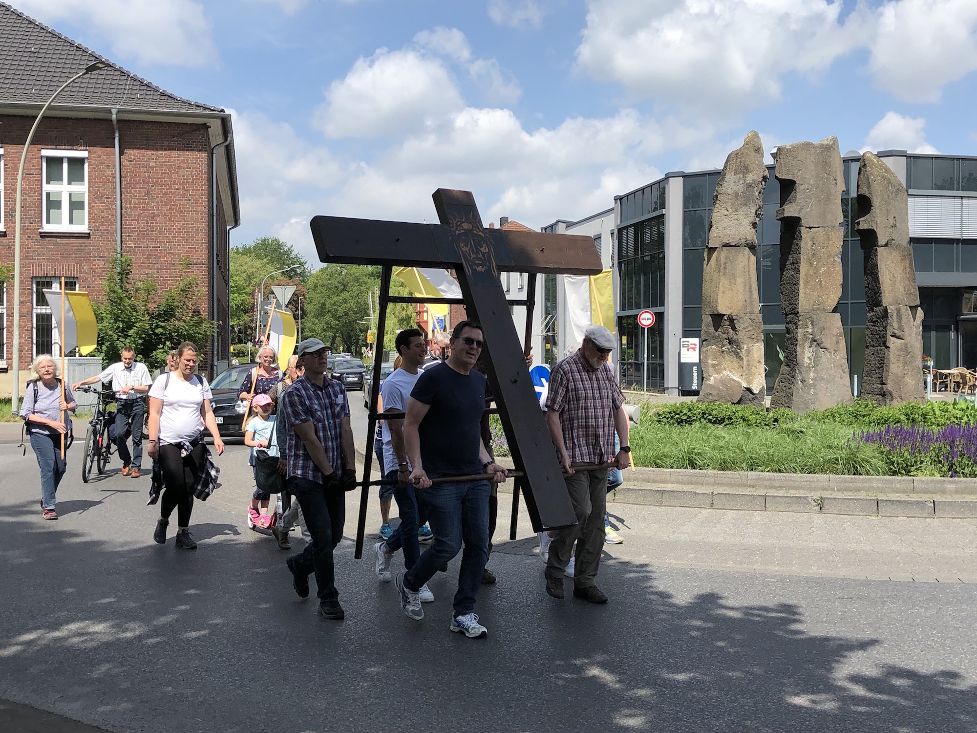 Beim Einzug in den Ort Rheindahlen wurde das Friedenskreuz getragen. (c) Garnet Manecke
