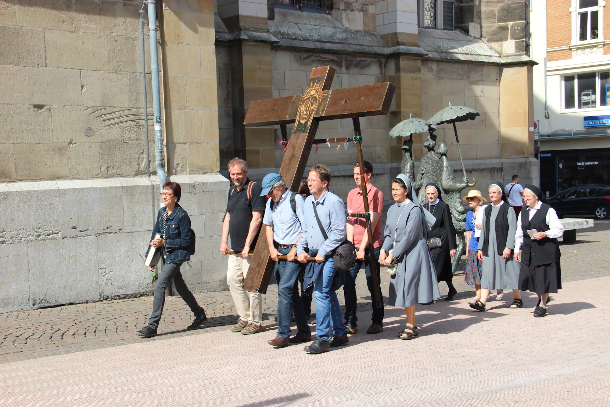 Auf dem Weg zur Citykirche war dasFriedenskreuz in St. Fronleichnam mit bunten Bändern versehen worden. (c) Andrea Thomas