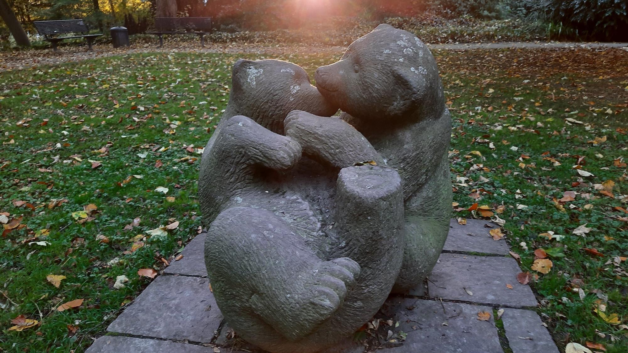 Die Figur der spielenden Bärenkinder ist ein tröstlicher Anblick. (c) Garnet Manecke