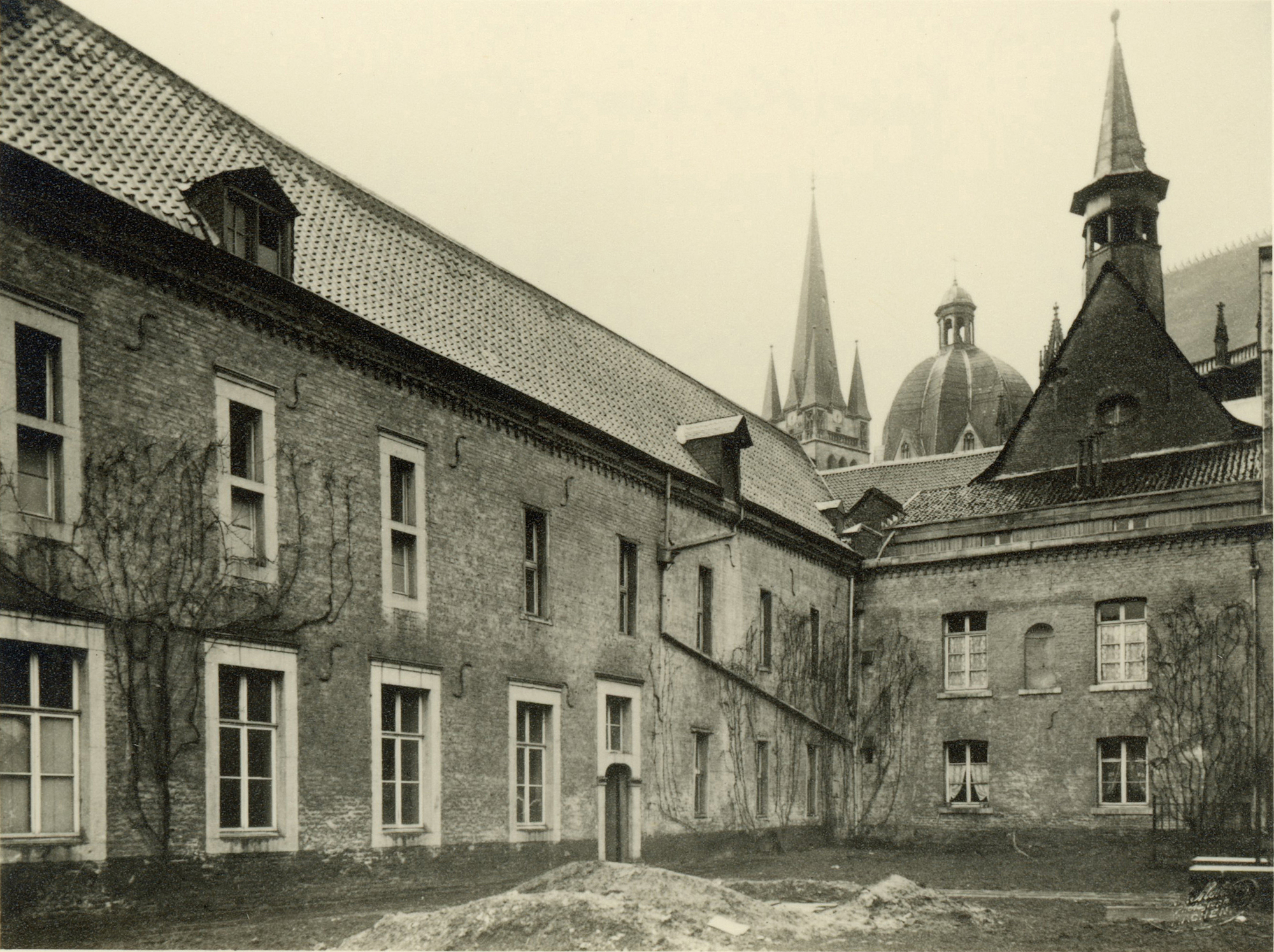 Hier hat vor 400 Jahren alles begonnen:  das Gasthaus am Aachener Radermarkt,  dem heutigen Münsterplatz. (c) Archiv Elisabethinnen