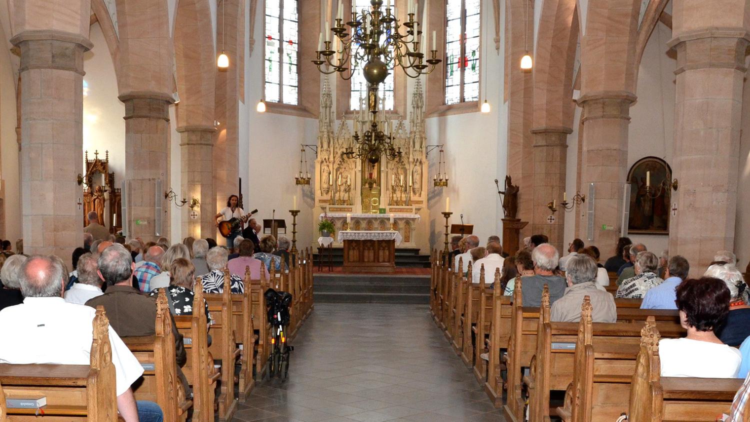 Ein Jahr nach der Flut beging Kommern in der „St. Severinus“ Kirche einen „Flutgottesdienst“. (c) Henri Grüger/pp/Agentur Profipress