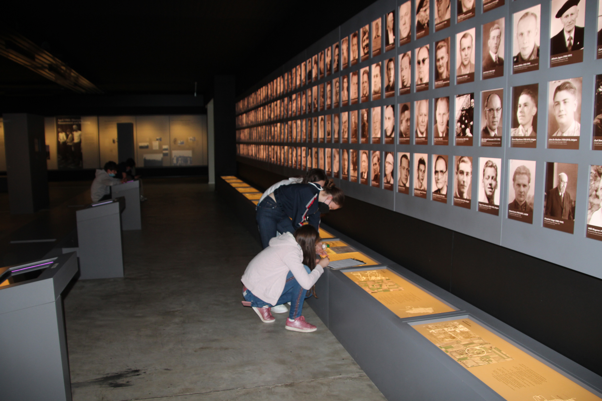 Die große Fotowand in der Gedenkstätte Esterwegen stellt Schicksale hier Inhaftierter vor. (c) Hermann Krüssel