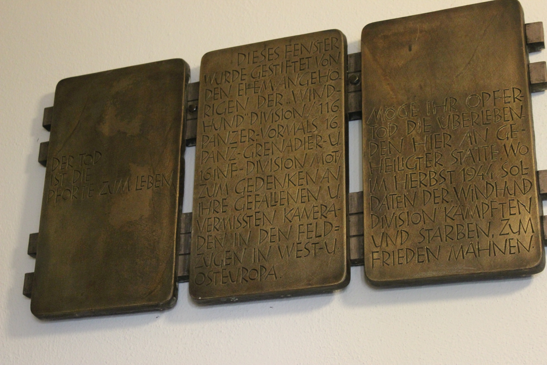 Die Gedenktafeln sind nun im Vorraum der Kirche platziert. (c) Bistum Aachen/Anja Klingbeil