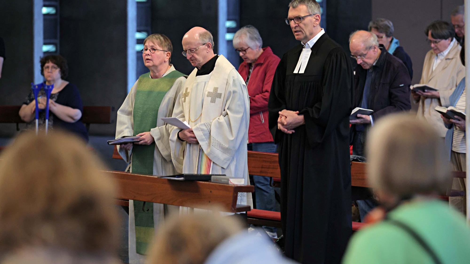 Feierte ihren Abschied in der Pius-Lukas-Kirche: Dorothea Blum, mit Pfarrer Christoph Zettner (Mutte) und Pfarrer Christoph Tebbe. (c) Dirk Jochmann