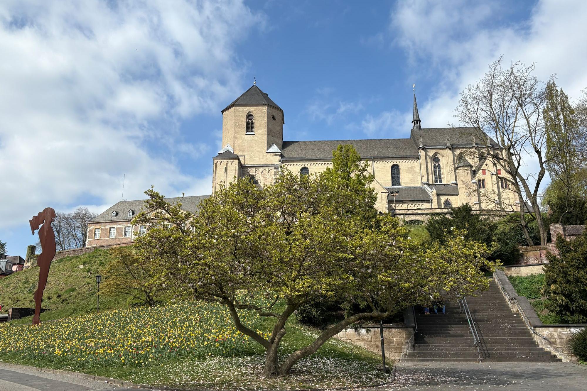 Die Münster-Basilika auf dem Abteiberg ist das Wahrzeichen der Stadt Mönchengladbach.