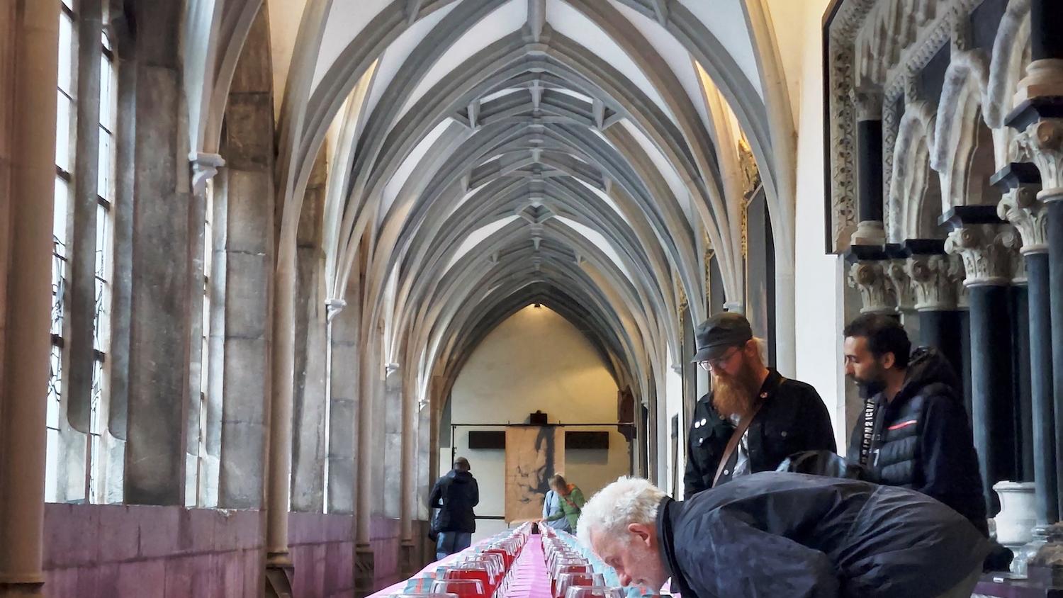 Bot Gesprächsstoff und regte zum Nachdenken an, die Installation „Global Supper“ im Kreuzgang des Dom (c) Caritas Aachen