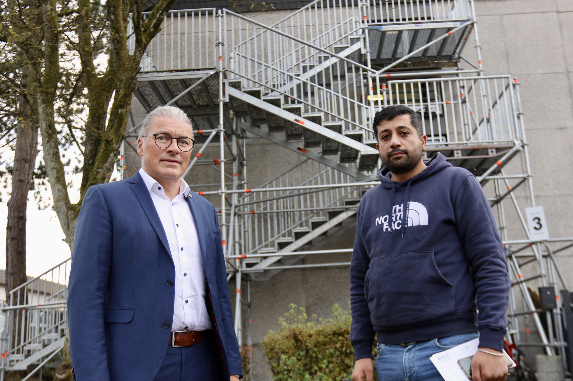 Nicht zuletzt aufgrund Bernd Goffarts (l.) Erfahrungen aus Aachen hat die Gemeinde Sozialbetreuer wie Quttaiba Diab eingestellt. (c) Stephan Johnen