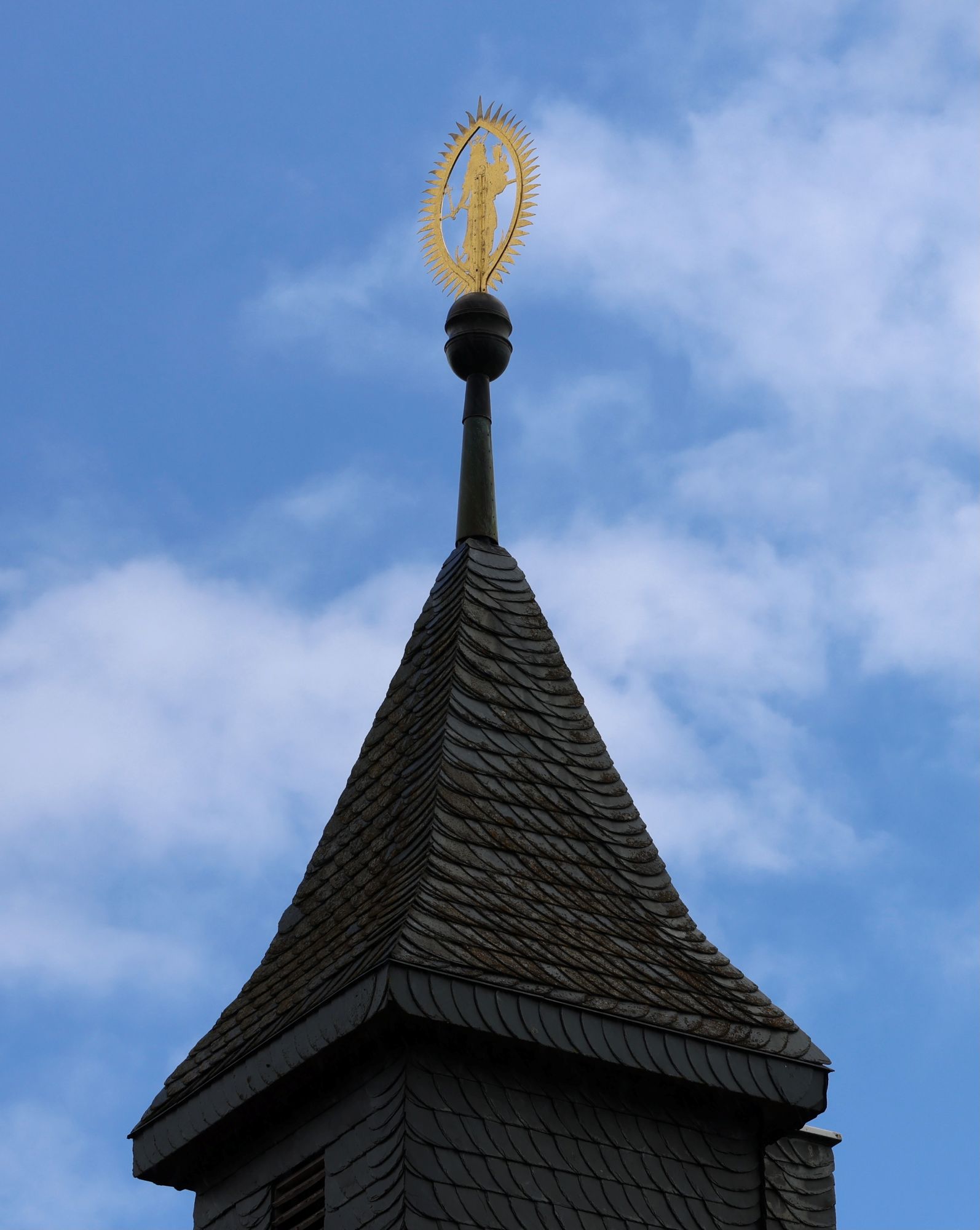 Eine Maria im Strahlenkranz  krönt den Turm. (c) Stephan Johnen