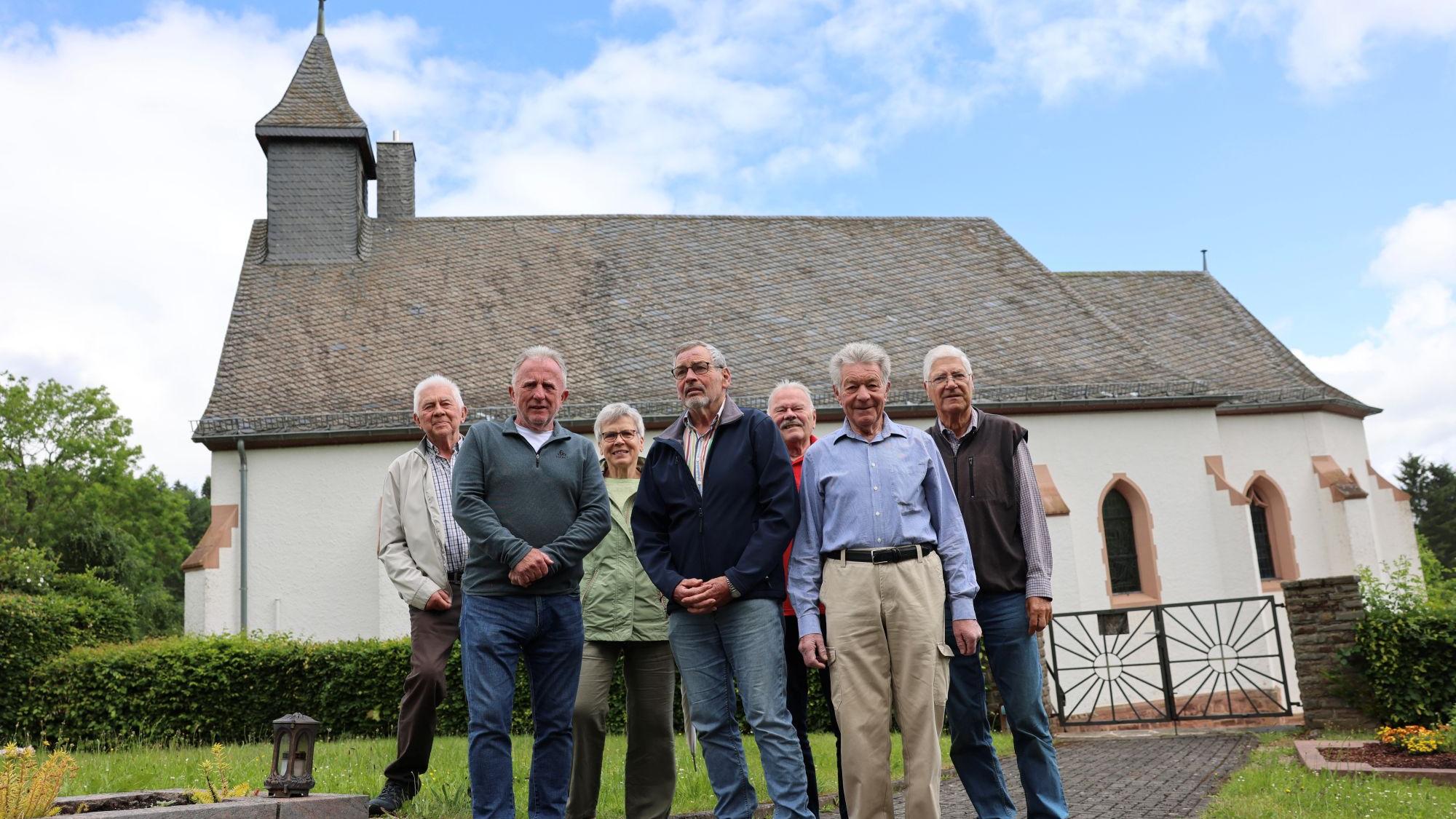 Die Verantwortlichen freuen sich über die gelungene Sanierung der Kapelle.