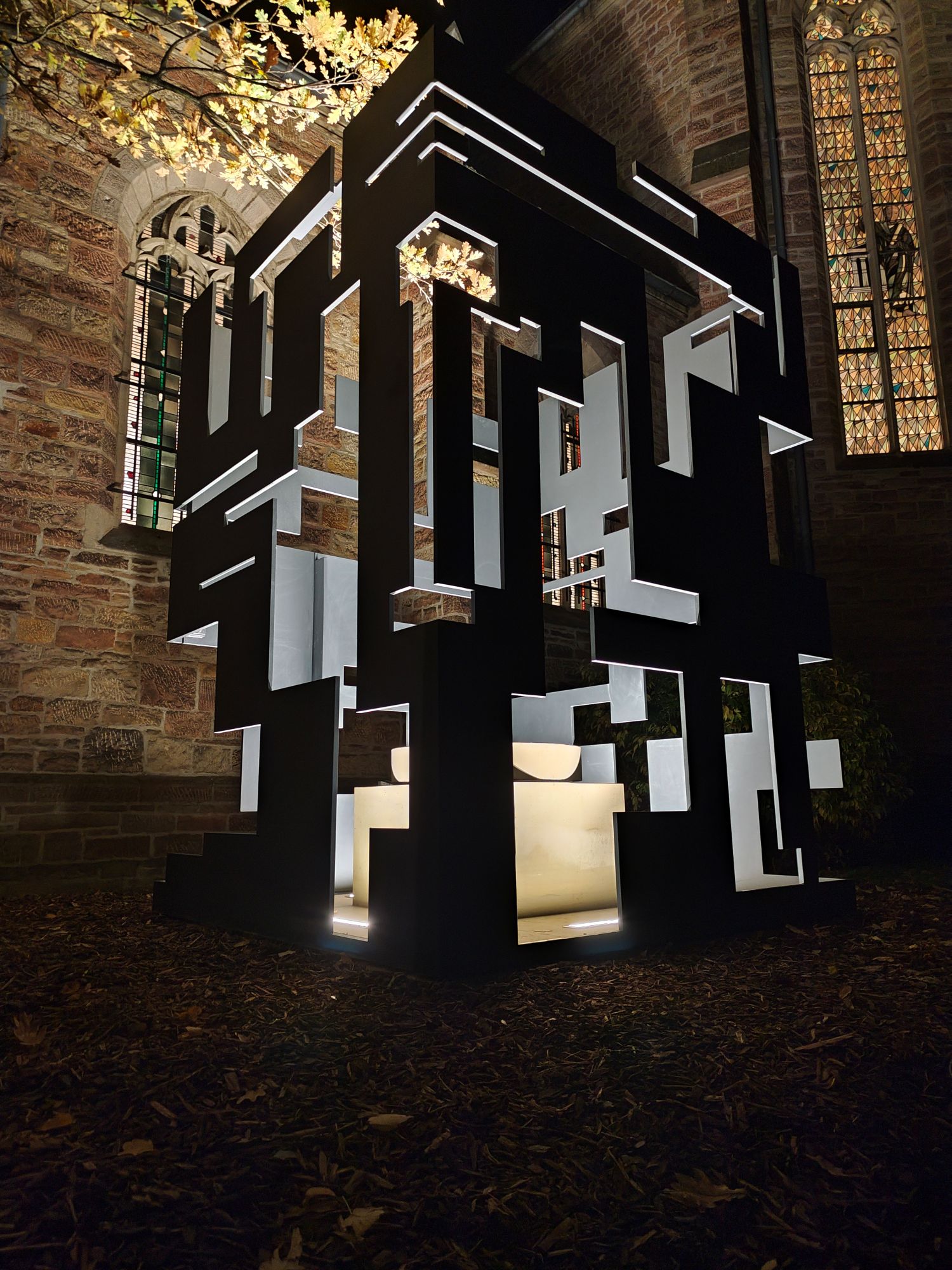 Vor der Kirche wurde das Aeternum gebaut. Es ist die wirklich letzte Ruhestätte für die Aschenkapsel der Urnen. (c) Stephan Johnen