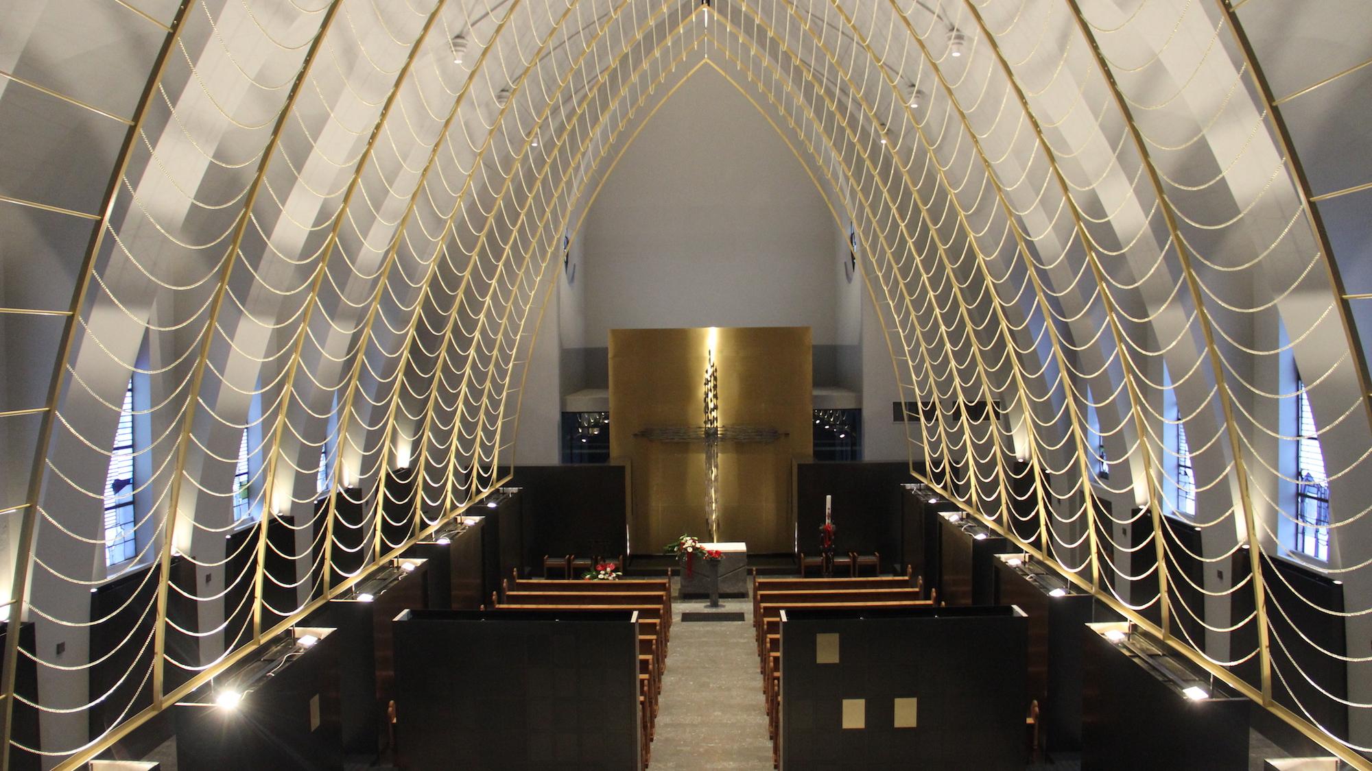 Wie ein Netz aus Licht spannen sich von unten angestrahlte Messingketten über die Kapelle. (c) Andrea Thomas