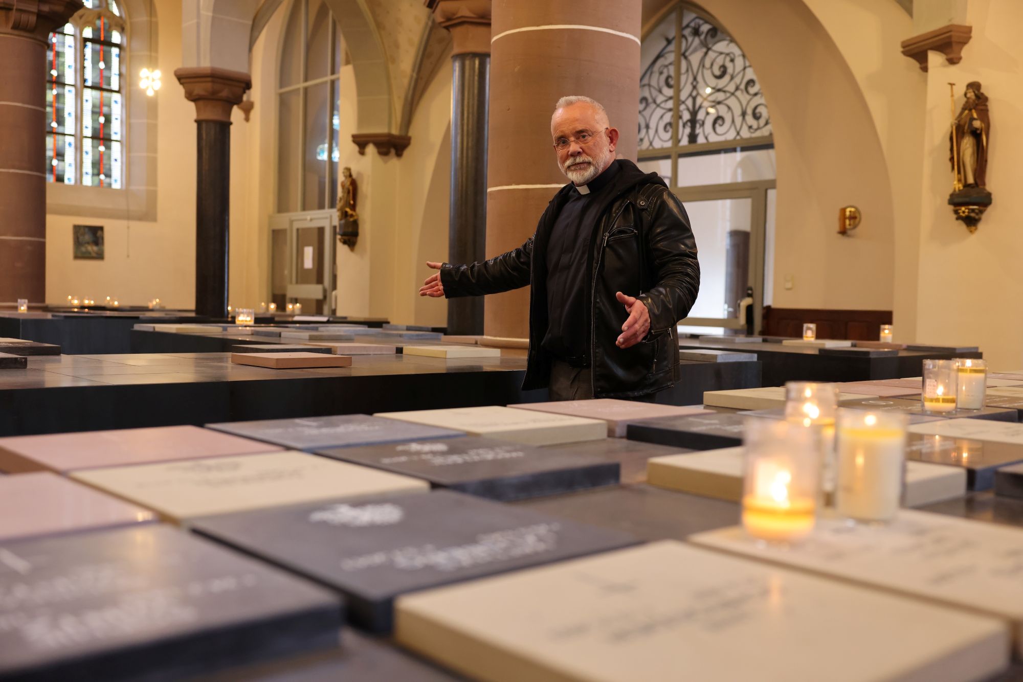 Wenn die Grablegen voll ausgebaut sind, finden dort bis zu 2000 Urnen in 1000 Grablegen Platz, erklärt Ernst-Joachim Stinkes. (c) Stephan Johnen