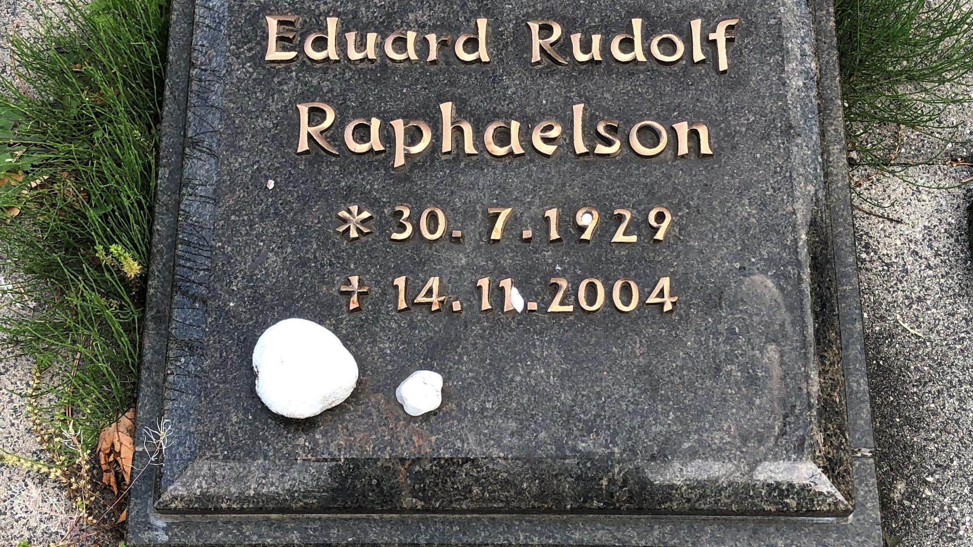 Der Grabstein von Eduard Raphaelson, des Enkels von Louis. (c) Garnet Manecke