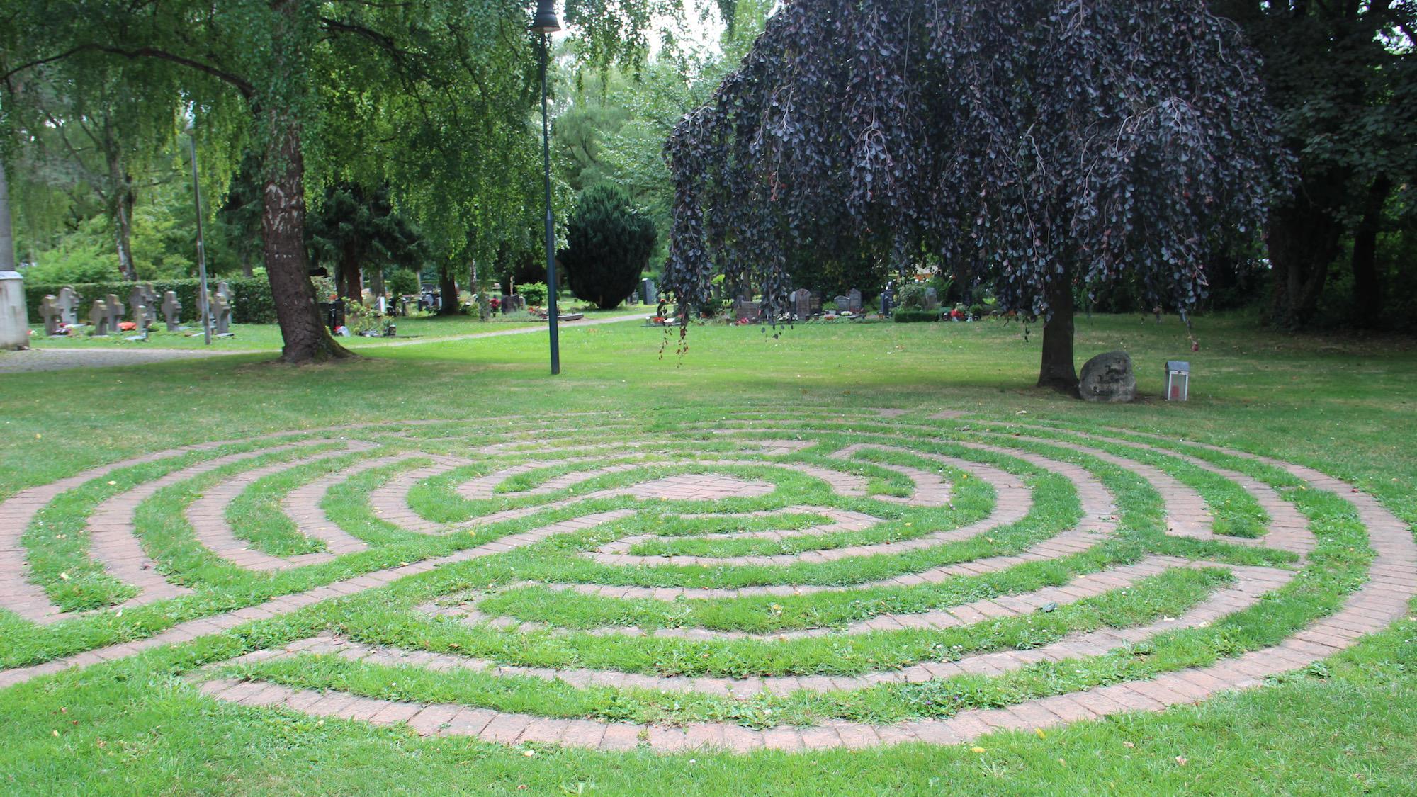 Grenzenlos gehen: Das Rasenlabyrinth hinter der Kirche  St. Martinus in Richterich. (c) Andrea Thomas