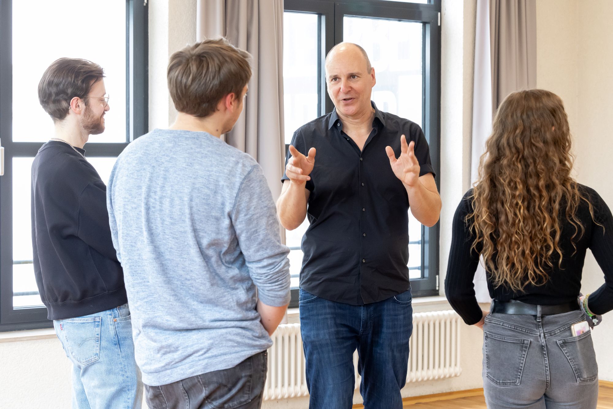 Professor Stephan Grigat im Austausch mit Studierenden. Er forscht zum Thema Antisemitismus und Rassismus an der Katholischen Hochschule Aachen.