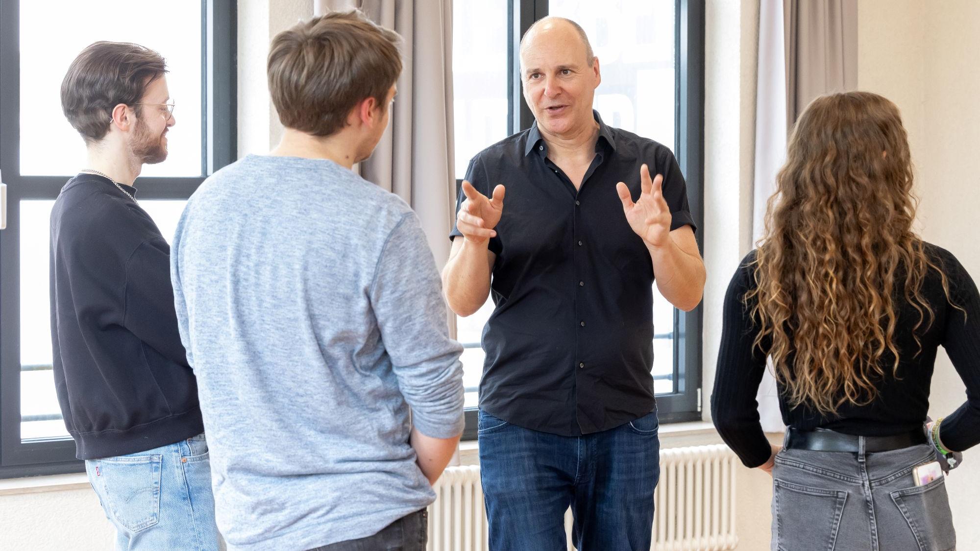 Professor Stephan Grigat im Austausch mit Studierenden. Er forscht zum Thema Antisemitismus und Rassismus an der Katholischen Hochschule Aachen. (c) Katho Aachen/Uta Wagner