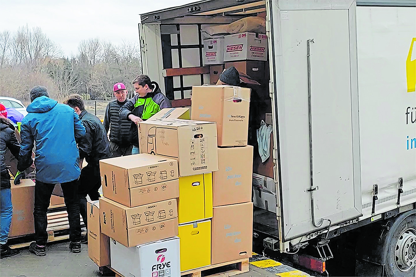 Die vielen in Deutschland gepackten Kartons werden an der polnisch-ukrainischen Grenze entladen. (c) privat