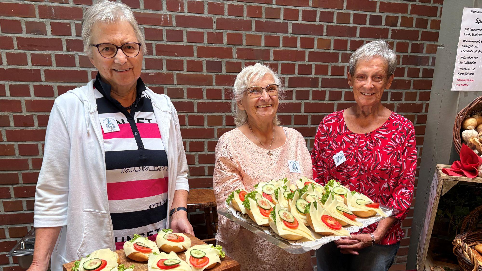Maria Thönnessen, Karin Hommen und Waltraud Ferves (v.l.) bewirten die Gäste. (c) Garnet Manecke