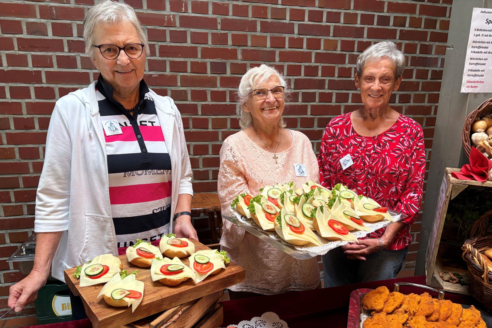 Maria Thönnessen, Karin Hommen und Waltraud Ferves (v.l.) bewirten die Gäste.