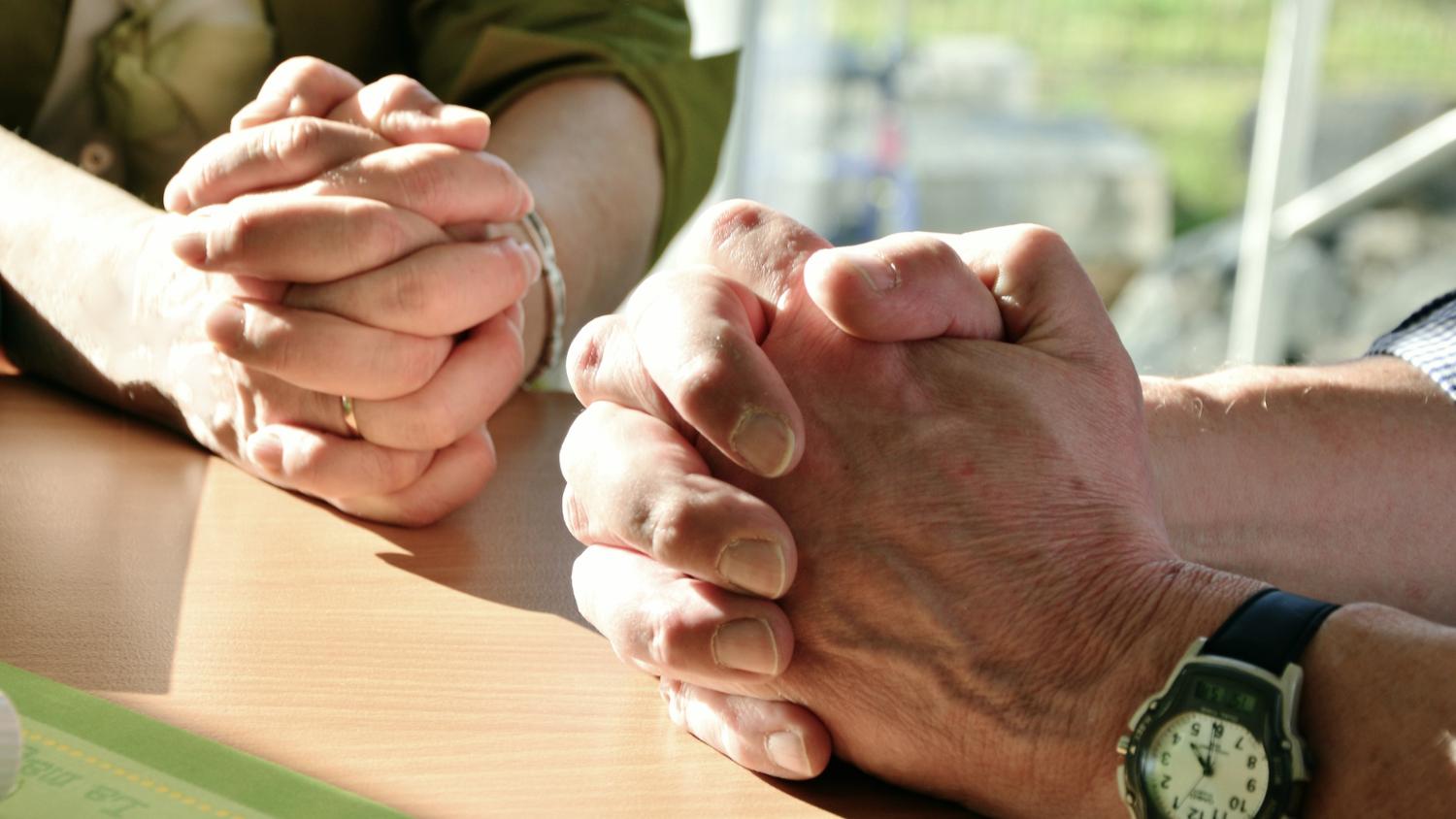 Gemeinsam beten als verbindendes Element der Hausgottesdienste. (c) www.pixabay.com