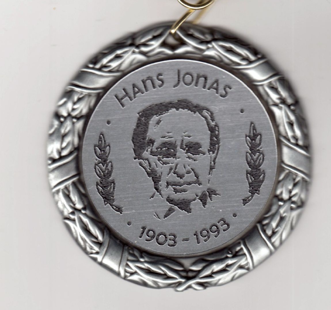 Auf der Vorderseite der Medaille ist das Porträt von Hans Jonas zu sehen. Auf der Rückseite halten Hände schützend den David-Stern. (c) Garnet Manecke