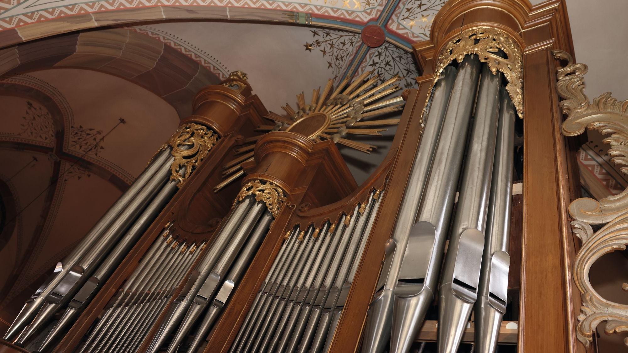 Die Orgel in der Kirche Heilig Kreuz in Hasselsweiler ist ein wahres Schmuckstück. (c) Stephan Johnen