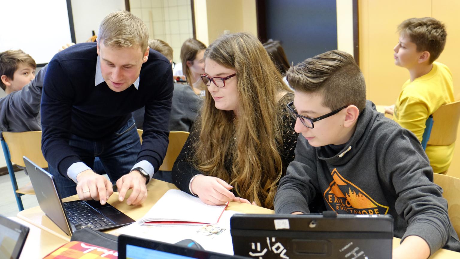 Die Lehrerinnen und Lehrer müssen die Schülerinnen und Schüler auch in der Handhabung der Rechner unterstützen. (c) Bistum Aachen / Ute Haupts