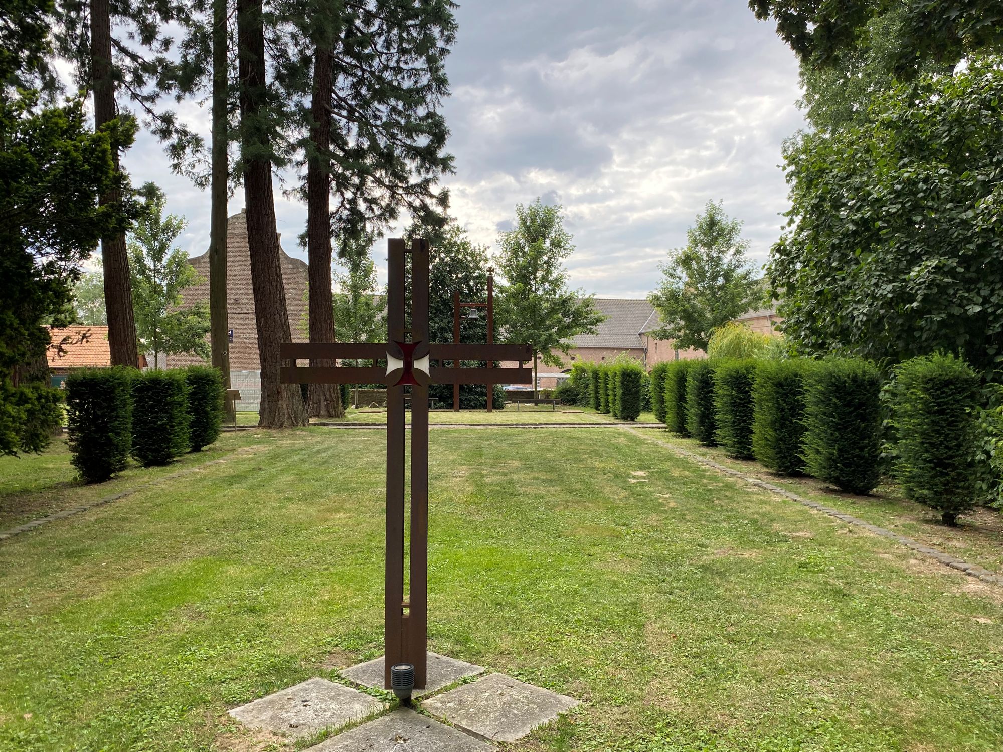 Wo einst die Kirche des Kreuzherrenklosters stand, ist auch heute noch gut zu erkennen. Die Umrisse sind mit Bäumen und Hecken skizziert. (c) Garnet Manecke