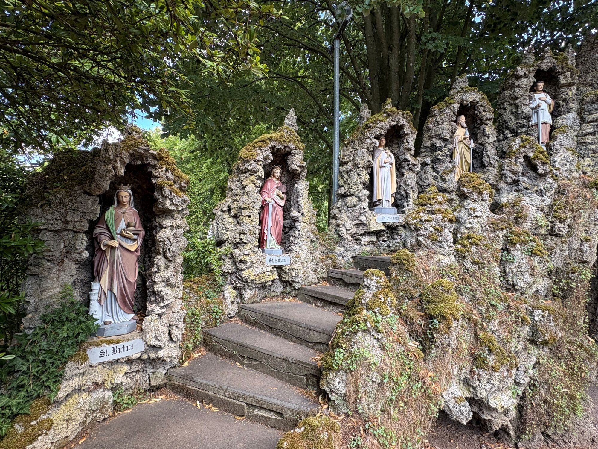 Die Grotten in Hehn sind jener in Lourdes nachempfunden. Die Anlage der 14. Nothelferinnen und Nothelfer ist über Stufen begehbar. (c) Garnet Manecke