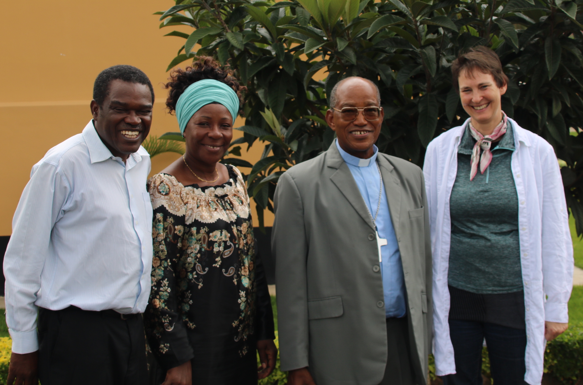 Friederike Heidenhof mit Erzbischof Josaphat Lebulu (2. v. r.) und den Leitern des Canaan Waisenhauses für HIV-positive Kinder, Dr. Alex und Caritas Lengeju. (c) Partnerschaft für Afrika