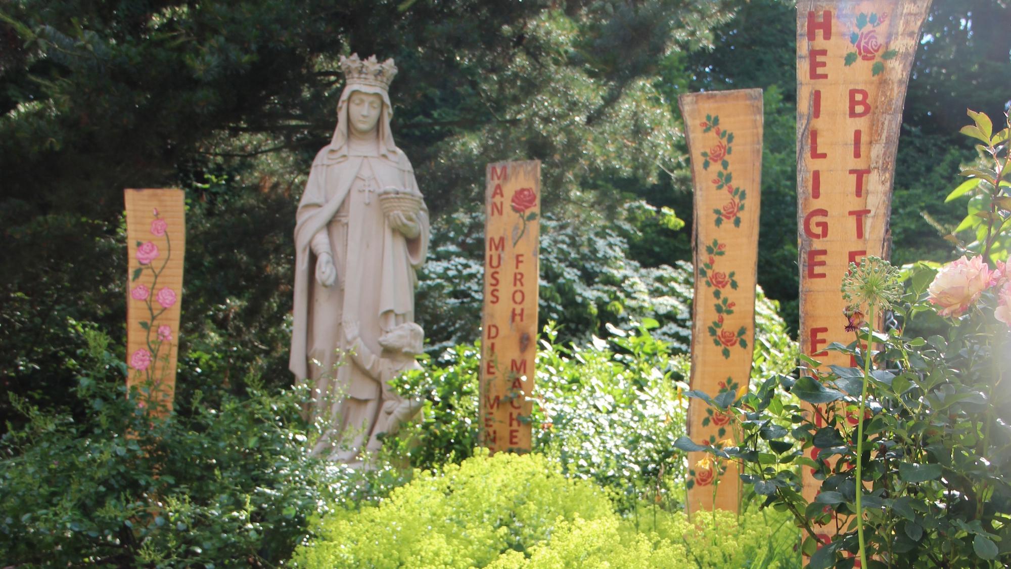 Neben Gründerin Apollonia die Inspirationsquelle der Gemeinschaft: die heilige Elisabeth, deren Figur im Klostergarten einen Ehrenplatz hat. (c) Andrea Thomas