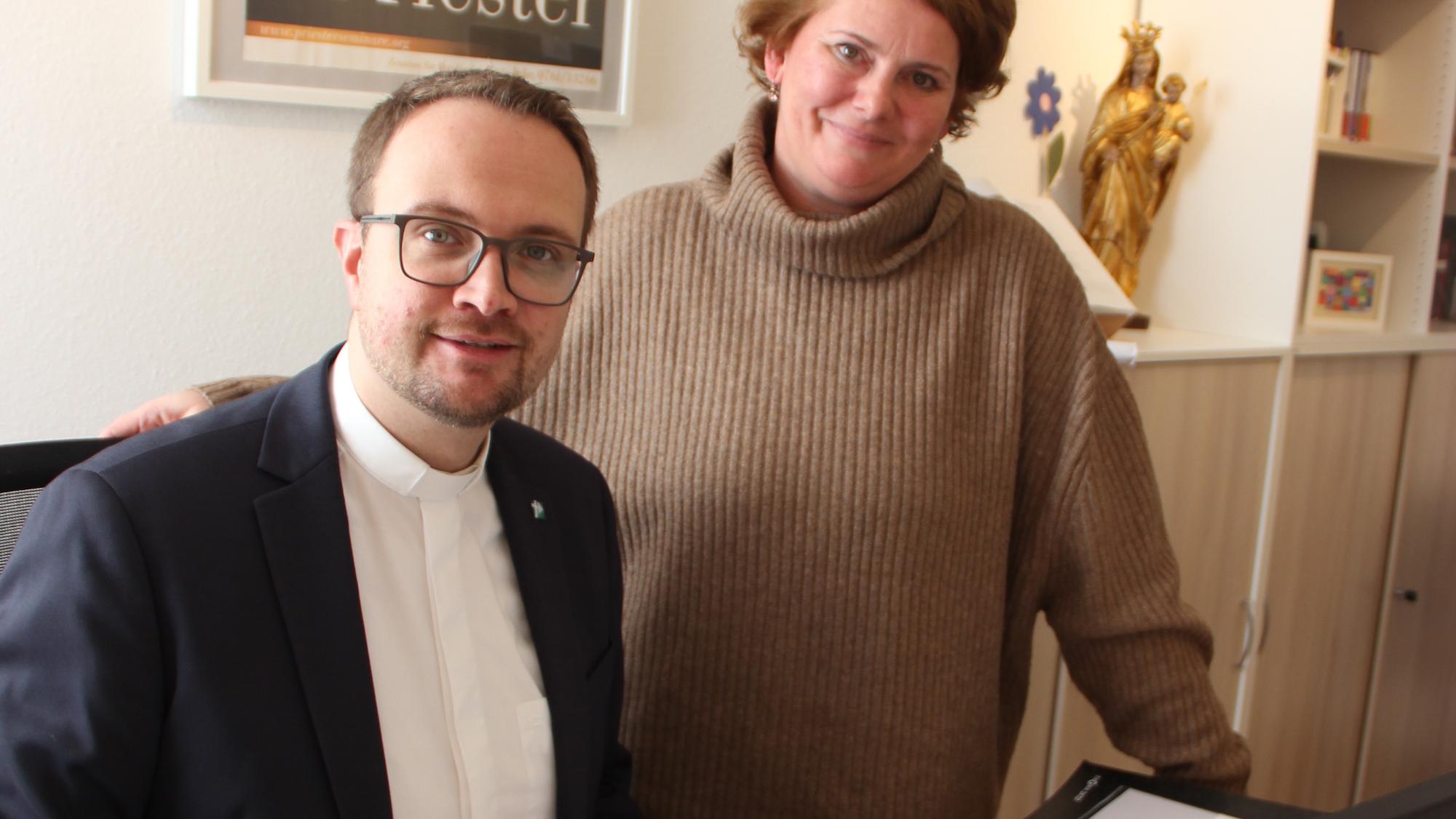 Die beiden Neuen, Pfarrer Andreas Möhlig und Stephanie Berrer, über ihren Plänen. Es sind viele Kleinigkeiten, die berücksichtigt werden müssen. (c) Andrea Thomas
