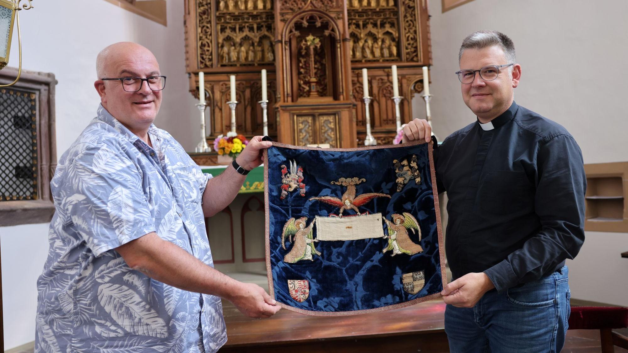 Mit der Erhebung und Verehrung des Abendmahlstuchs, gehalten von Markus Maria Schmitz und Pfarrer Andreas Züll, wird am Sonntag, 10. August, um 18 Uhr die Heiltumsfahrt eröffnet. (c) Stephan Johnen