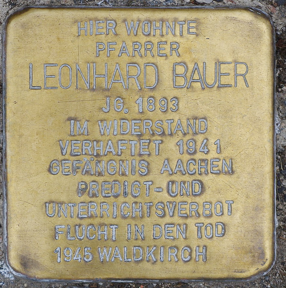 Der „Stolperstein“, den die Initiative JUDIT.H („Geschichte der Juden im Tal, Hellenthal“) in Erinnerung an den von den Nazis schikanierten und schließlich zu Tode gehetzten Pfarrer Leonhard Maria Heinrich Bauer anbringen ließ. (c) pp