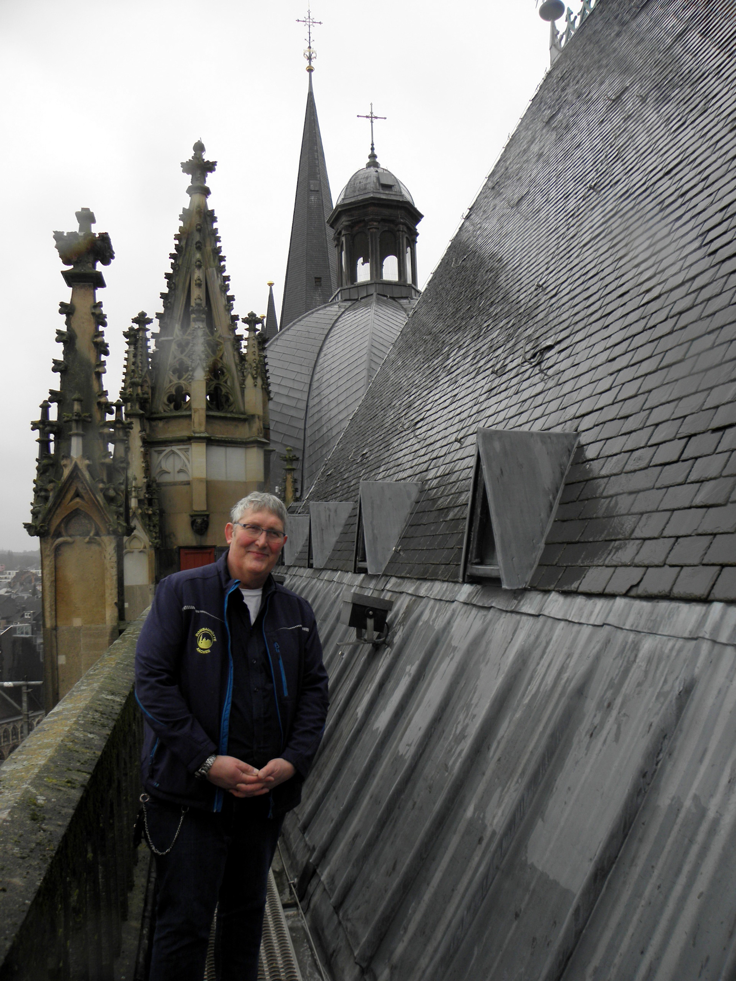 Vier „Türme“ auf einmal, etwas „eingetrübt“ vom Regen: Die Laterne (rechts hinten) über dem Oktogon ist der Lieblingsort von Aachens Dombaumeister Helmut Maintz. (c) Berthold Strauch