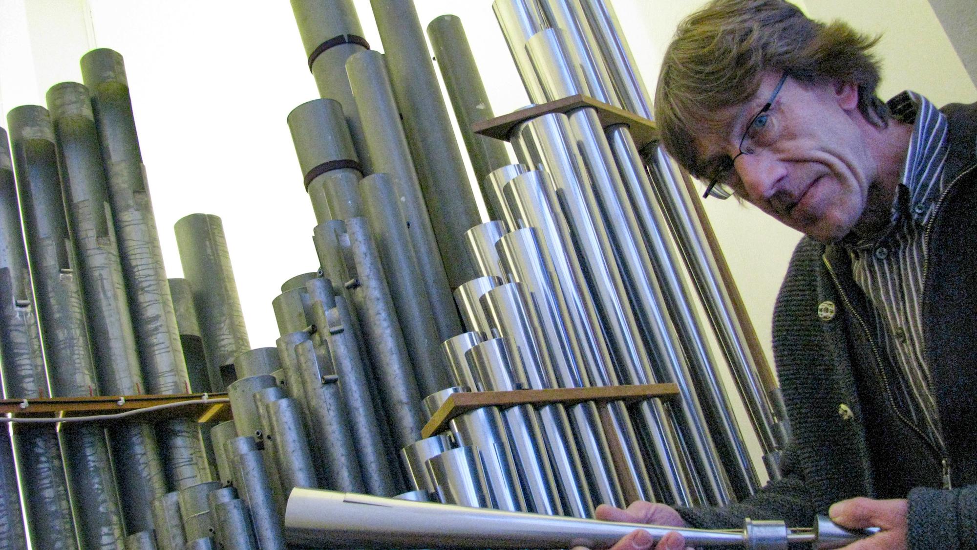 Orgelbauer Heribert Coehnen brachte 2008 in  St. Michael Echtz die Orgel wieder zum Klingen. (c) Elmar Farber