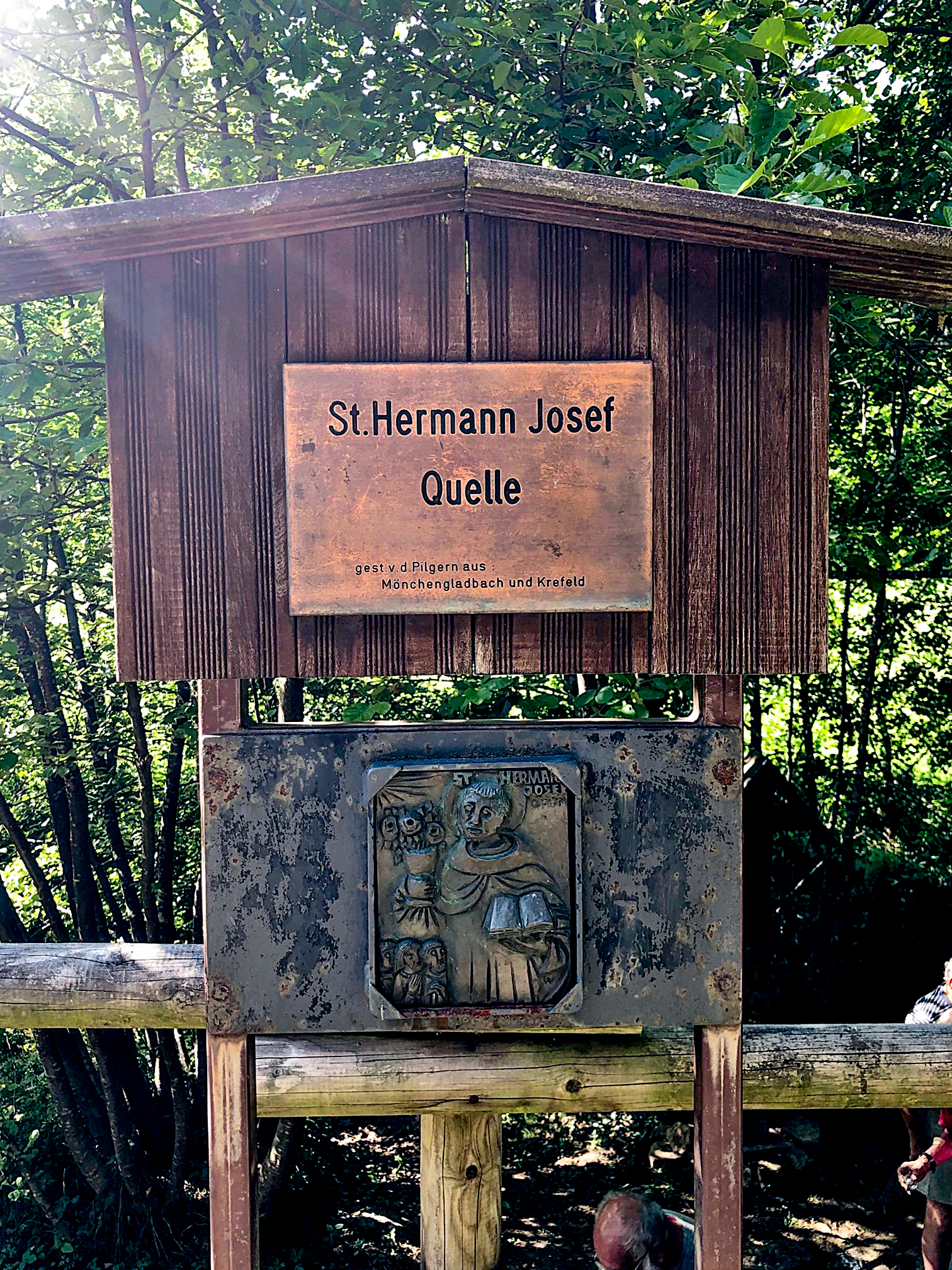 Der Hermann-Josef-Brunnen liegt im Kuttenbachtal unterhalb von Kloster Steinfeld, das dadurch mit Wasser versorgt wurde. (c) Gudrun Klinkhammer