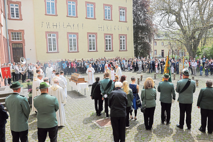 Während des Hermann-Josef-Festes gibt es eine Prozession rund um die Basilika. (c) Stephan Johnen