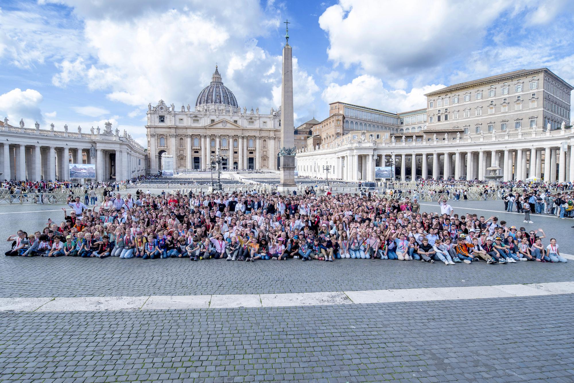 Gruppenfoto auf dem Petersplatz: Das ganze Gymnasium Steinfeld hatte sich anlässlich des Schuljubiläums auf den Weg nach Rom gemacht.