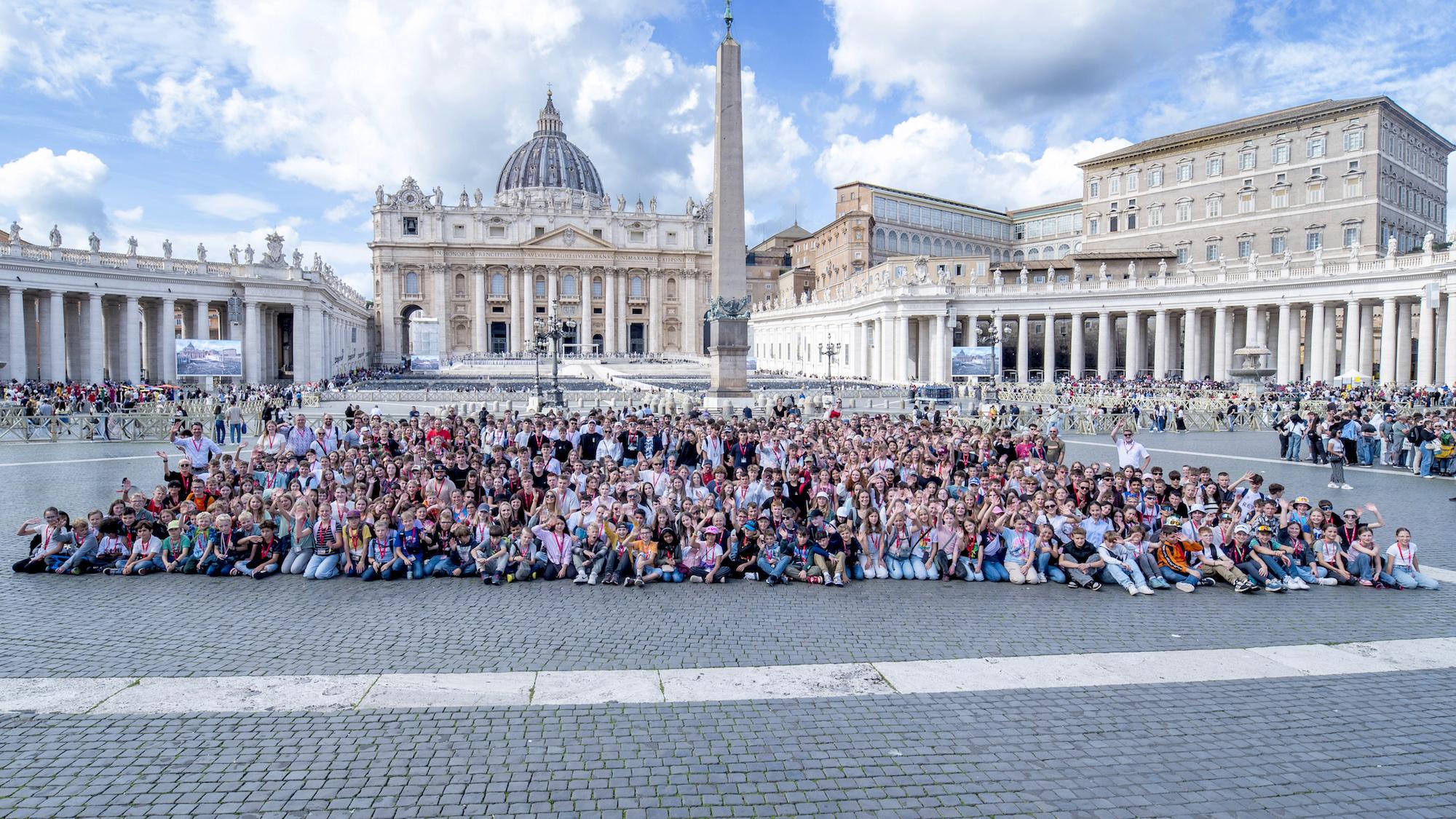 Gruppenfoto auf dem Petersplatz: Das ganze Gymnasium Steinfeld hatte sich anlässlich des Schuljubiläums auf den Weg nach Rom gemacht.