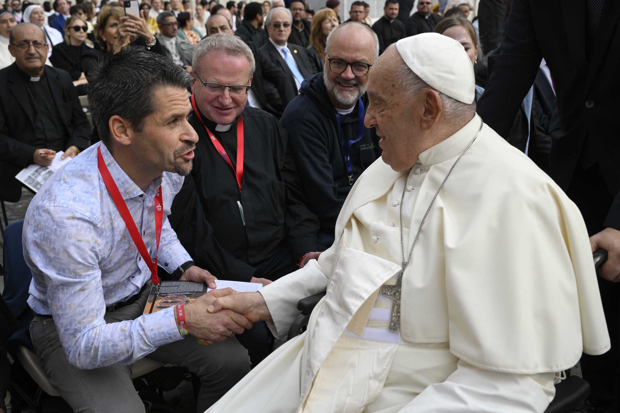 Schulleiter Thomas Frauenkron ergriff während der Audienz die Chance, Papst Franziskus für eine Eintragung ins Reisetagebuch zu gewinnen. (c) Hermann-Josef-Kolleg