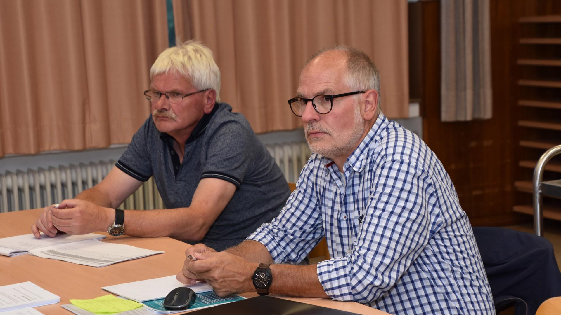 Pastoralreferent Georg Nilles und Alfred Piehler (v. r.), der ehrenamt- liche Part im dreiköpfigen Leitungsteam von Regionalvikar Philipp Cuck, liehen den Mechernichern gewissermaßen das Ohr von Bischof Dieser im Synodalprozess zur Reform der katholischen Kirche. (c) Manfred Lang/pp/Agentur Profipress