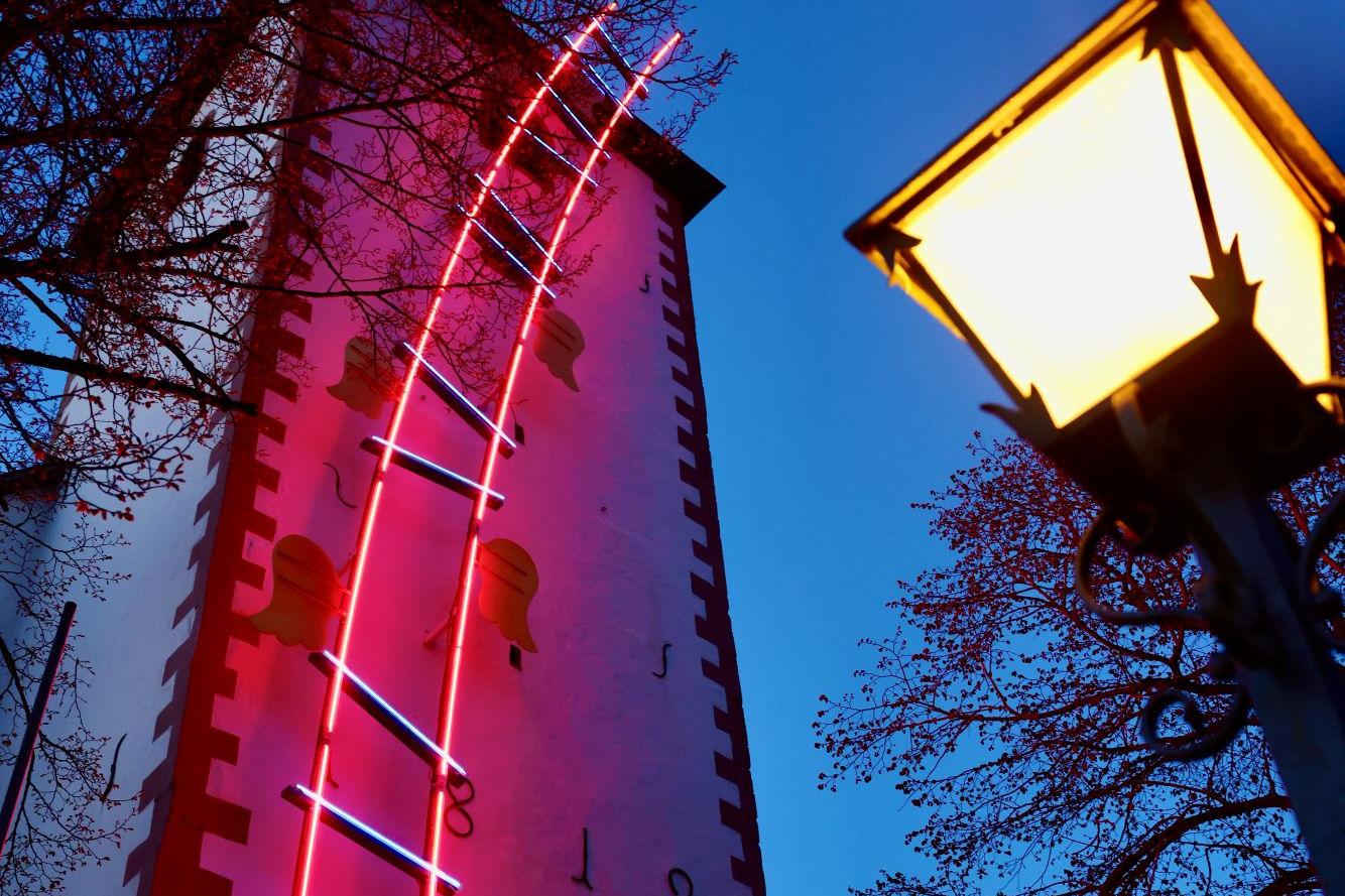 Seit dem 26. April ist die Himmelsleiter am Turm der Tondorfer Kirche in den Morgen- und Abendstunden beleuchtet.