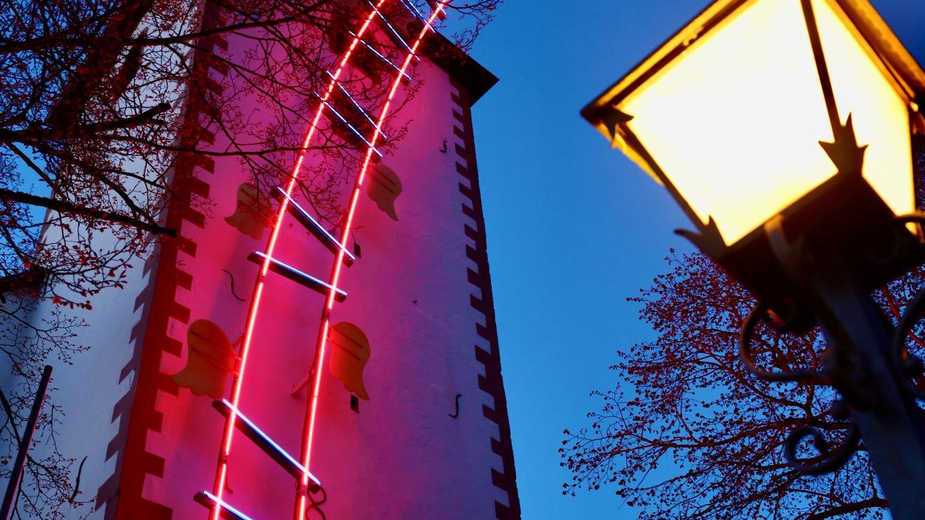 Seit dem 26. April ist die Himmelsleiter am Turm der Tondorfer Kirche in den Morgen- und Abendstunden beleuchtet. (c) Stephan Johnen