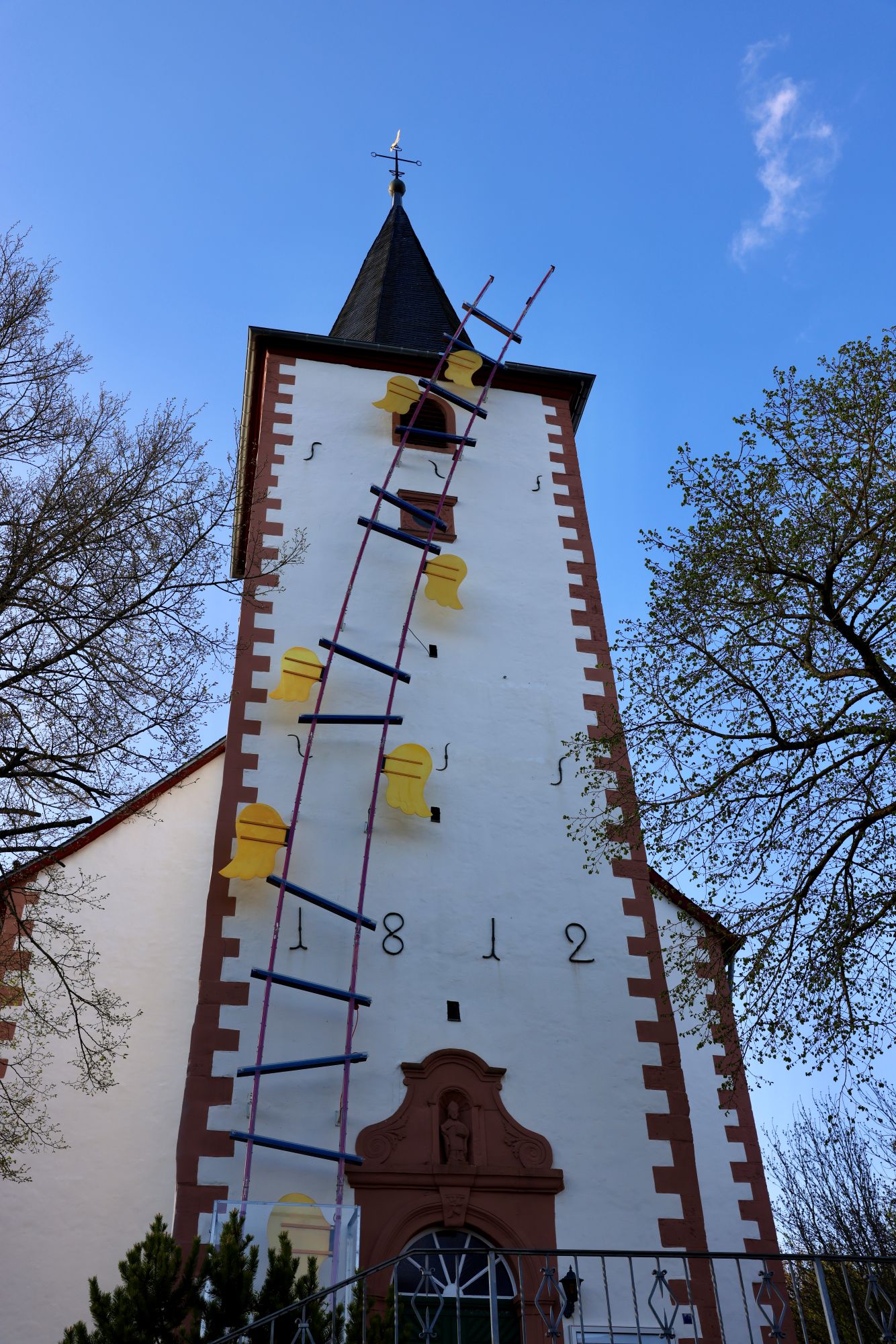Auch ohne Beleuchtung ist die Installation von Erwin Wiegerling am Kirchturm ein echter Hingucker. (c) Stephan Johnen