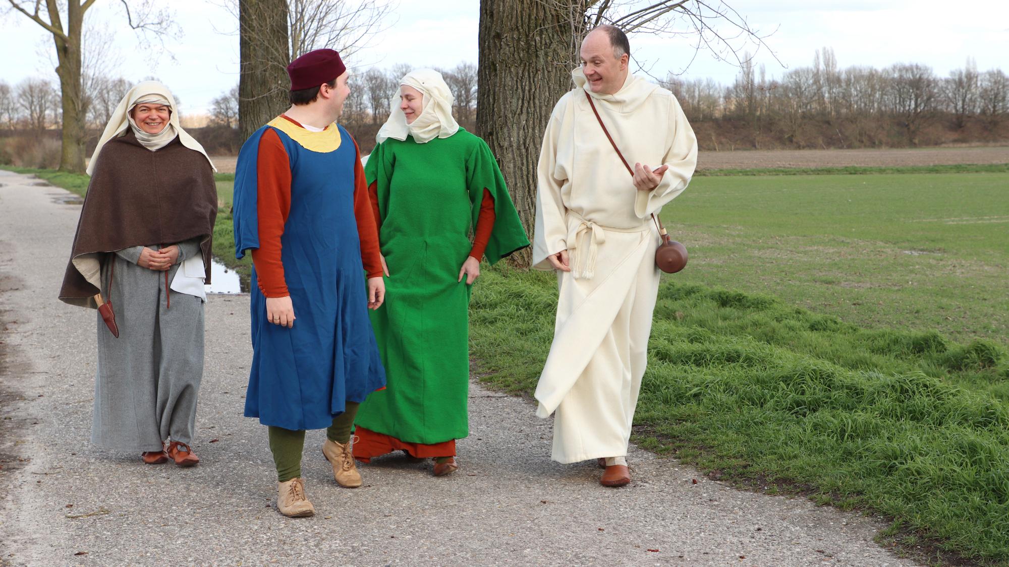Nach historischem Vorbild werden sich Sonja Utzenrath (v. l.),  Mario und Ulrike Pfordt und Carsten Giesen kleiden und auf den Weg nach Aachen machen. (c) Dorothée Schenk