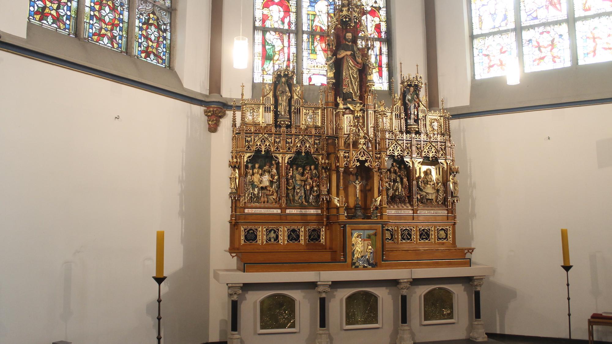 In neuer Pracht strahlt der Hochaltar in St. Johann Baptist Anrath, mit dem Patron Johannes der Täufer. (c) Kathrin Albrecht